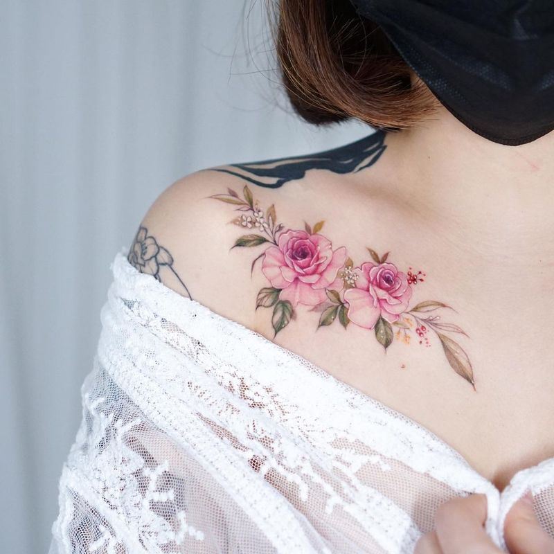 Fleurs colorées pour les meilleurs tatouages ​​​​de la clavicule pour les femmes