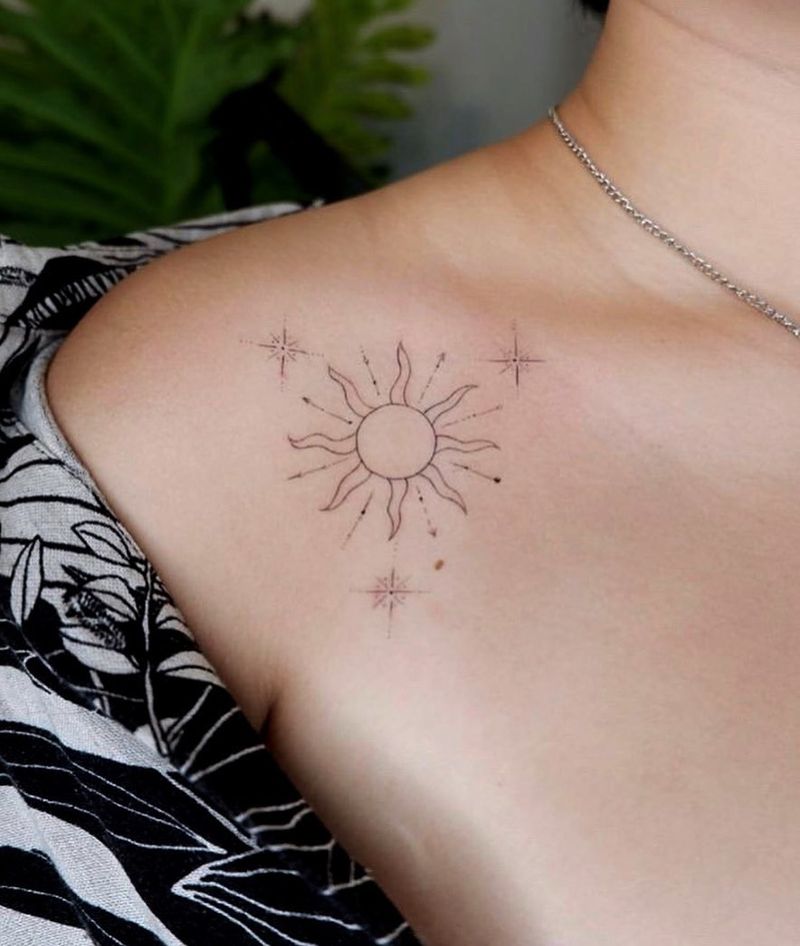 Minimalistično sonce s tremi zvezdicami za najboljše tetovaže na ključnici za ženske