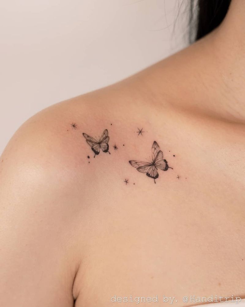 Deux papillons minimalistes avec des étincelles pour les meilleurs tatouages ​​​​de la clavicule pour les femmes
