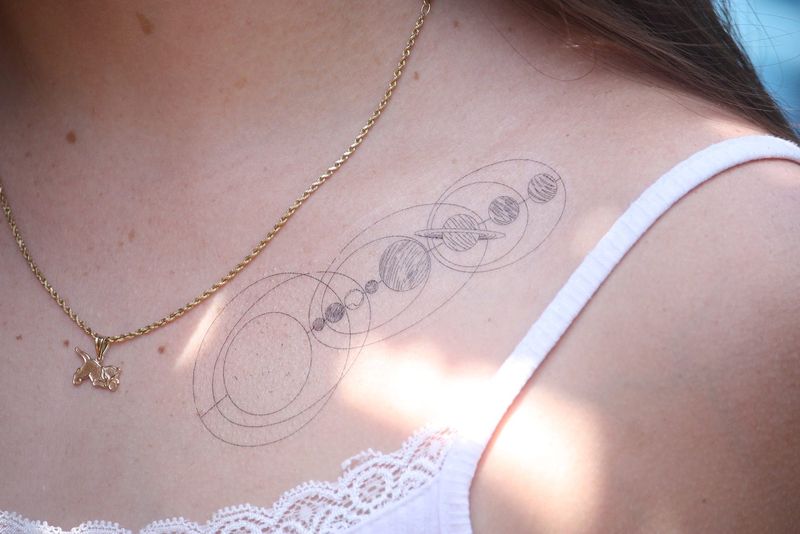 Tetovaže na ključnici za ženske: minimalističen vesolje