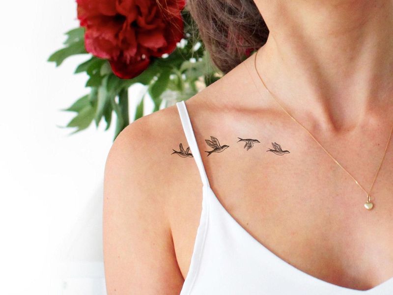 Tatouages ​​​​de la clavicule pour les femmes: Oiseaux volants