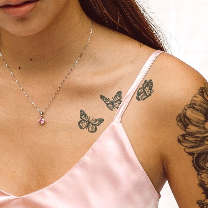 Joli tatouage de papillon sur la clavicule