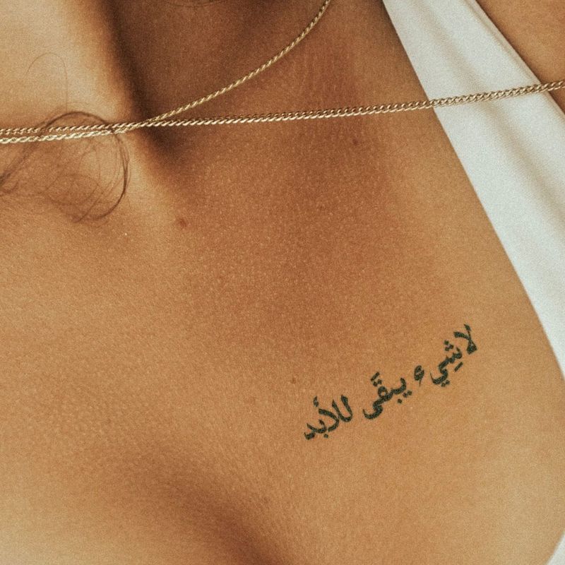 Joli tatouage de citation arabe sur la clavicule