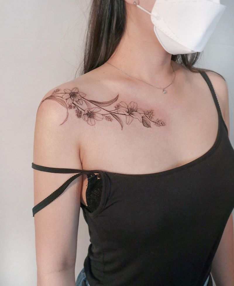 Fleurs minimalistes délicates pour les meilleurs tatouages ​​​​de la clavicule pour les femmes