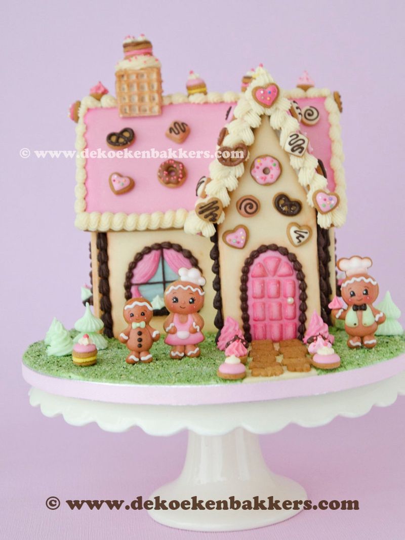 Милий пряниковий будиночок, прикрашений рожевим і білим шоколадом