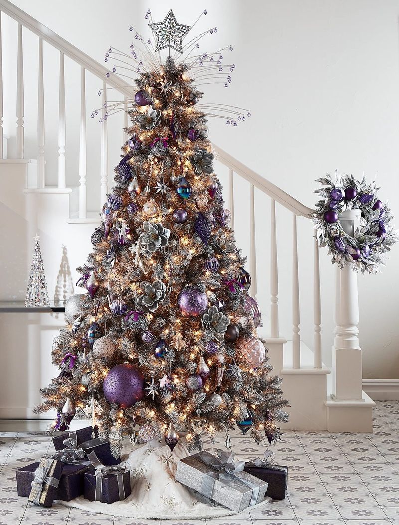Idée de décoration de sapin de Noël moderne et élégante en argent et violet