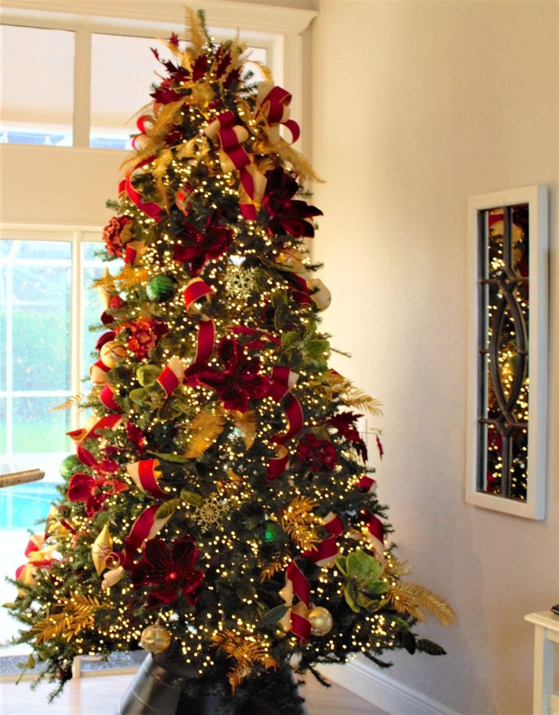 Élégantes décorations de sapin de Noël or et rouge
