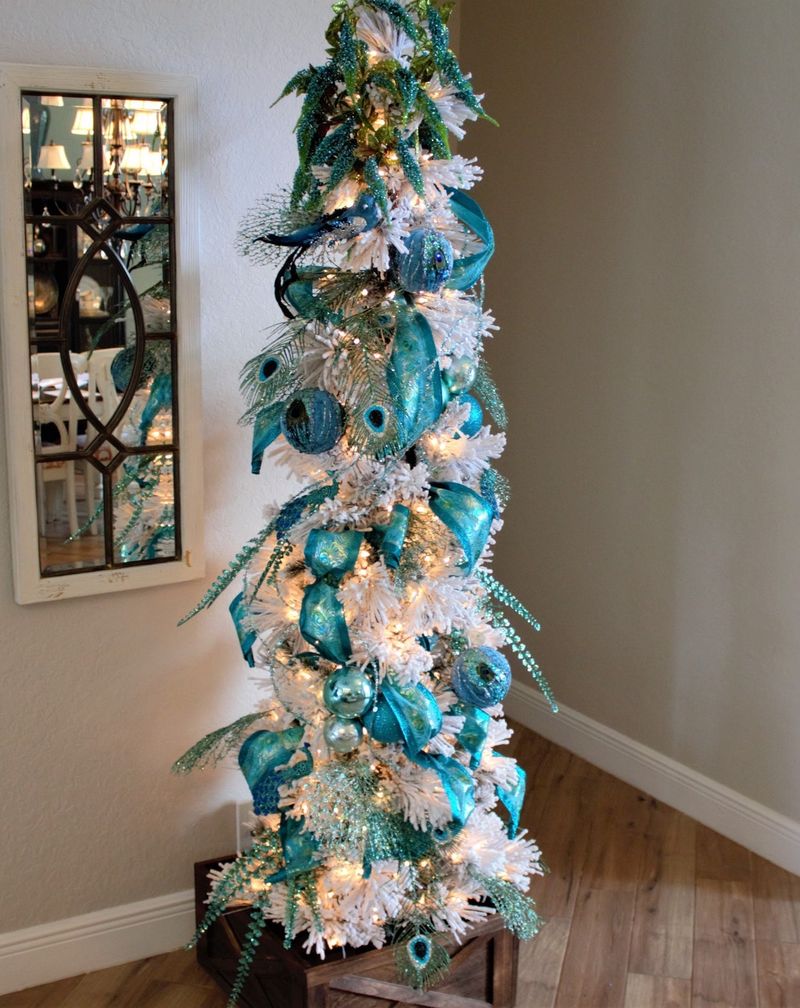 Décor de sapin de Noël blanc et bleu moderne sur le thème du paon