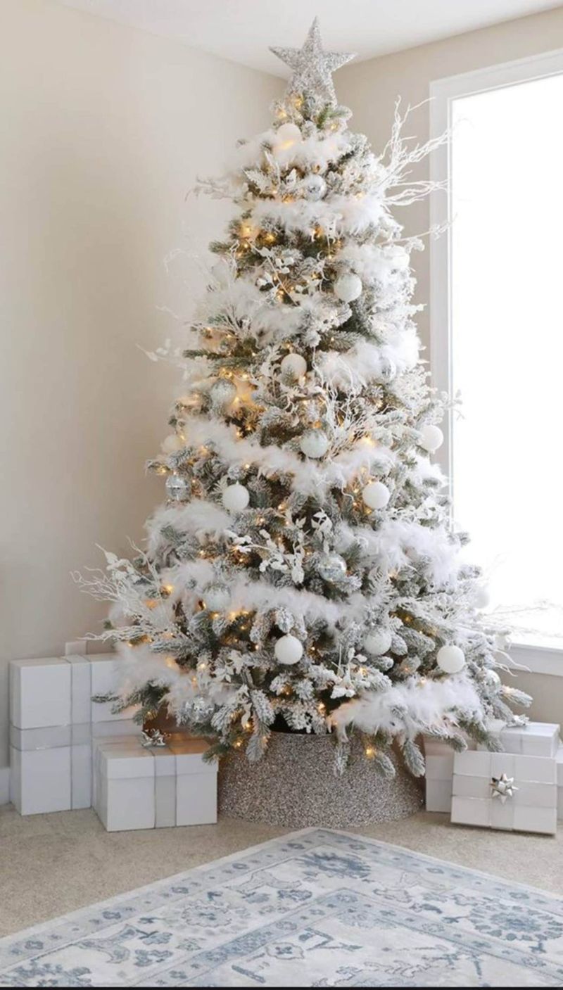 Décor de sapin de Noël blanc élégant avec guirlande de plumes