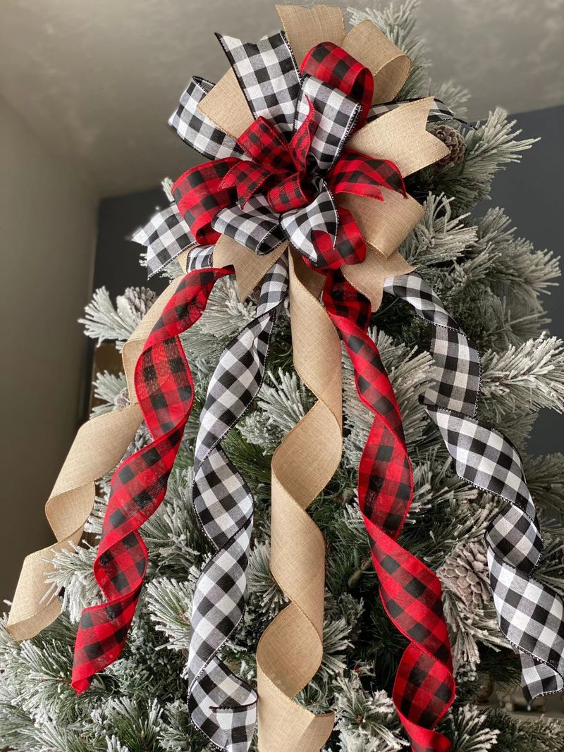 Jolies décorations de sapin de Noël rustiques avec archet