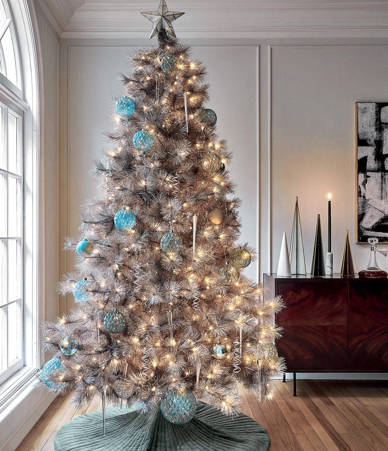 Arbre de Noël blanc élégant avec des ornements bleus et des boules