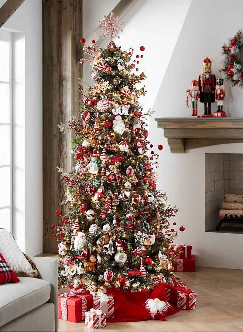 Jolies idées de décoration de sapin de Noël blanc et rouge