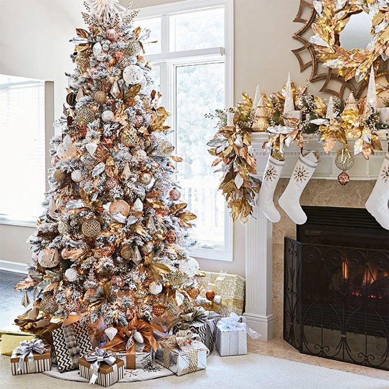 Idées mignonnes et élégantes de décoration de sapin de Noël blanc et or
