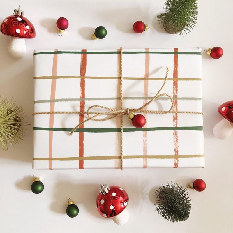 Papier cadeau à carreaux minimaliste avec petites cloches de Noël
