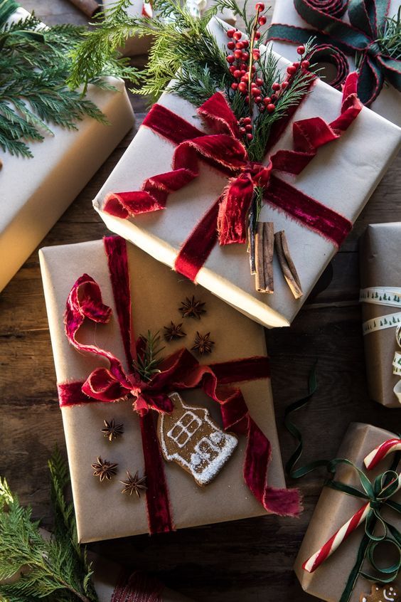 Ruban de velours rouge et emballage de Noël en papier brun