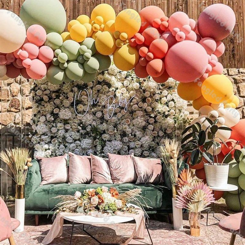 Prekrasne dekoracije za baby shower sa zidom od ruža i šarenim balonima
