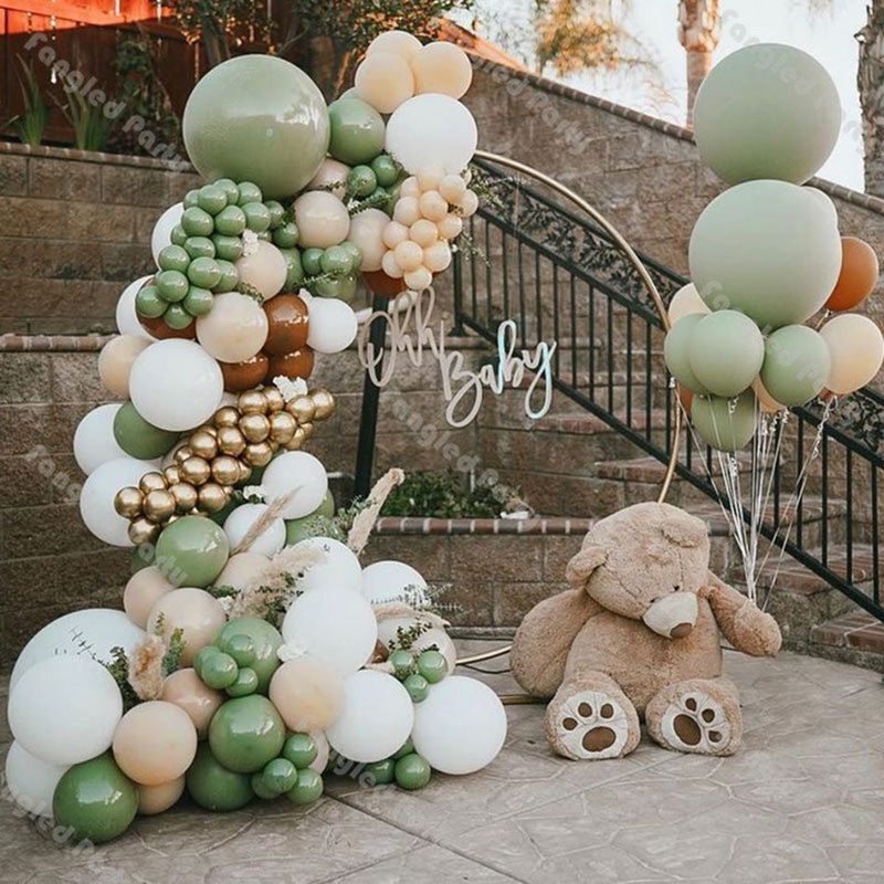 Zeleni, bijeli i zlatni luk s vijencem od balona za tuširanje s plišanim medvjedićem