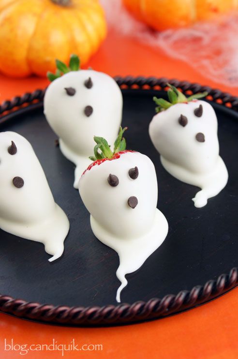 Slatke ideje za hranu za zabavu za Halloween: duhovi od jagoda