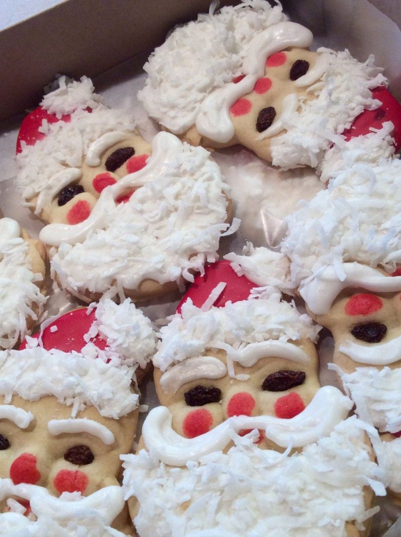 Biscuits au sucre du Père Noël avec flocons de noix de coco