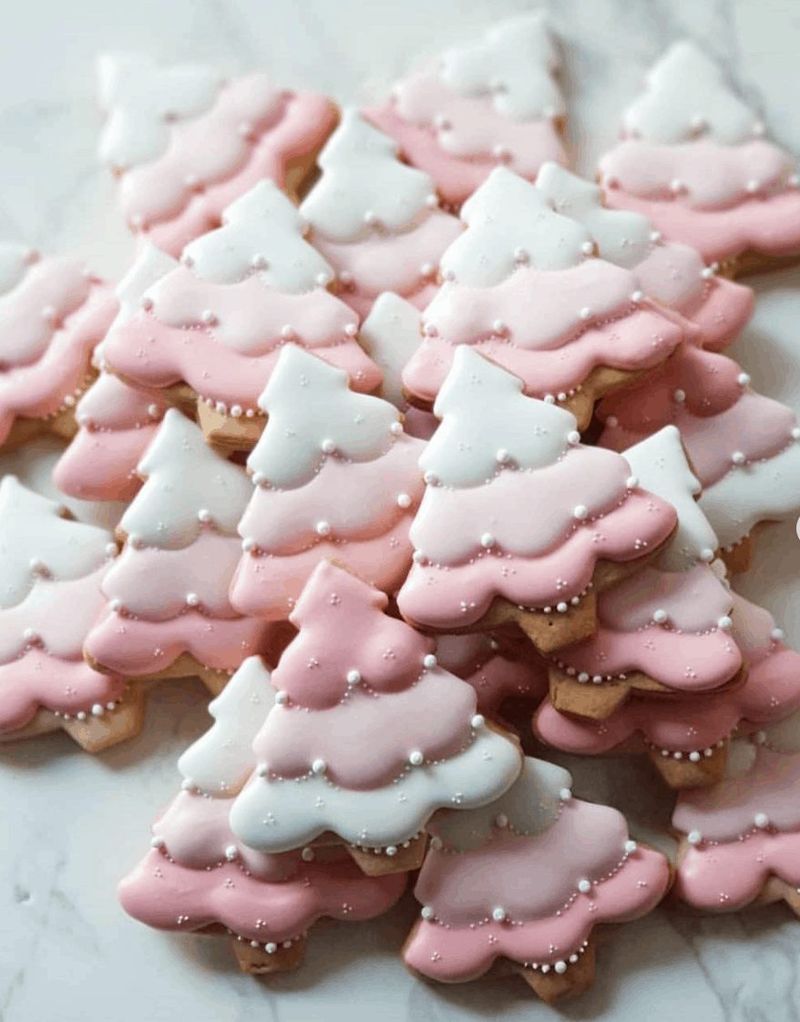 Biscuits de sapin de Noël blancs et roses