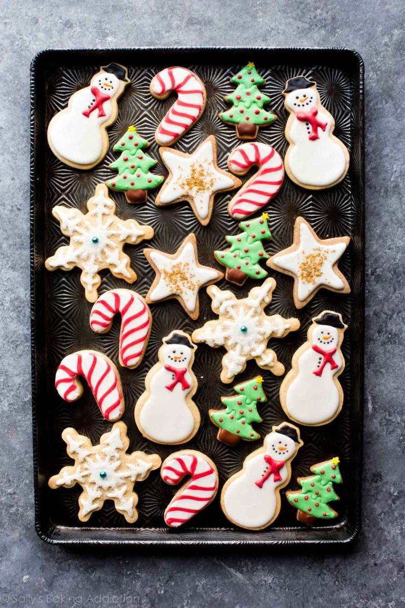 Mignons biscuits au sucre de Noël avec bonhomme de neige, cannes de bonbon, arbres de Noël et flocons de neige
