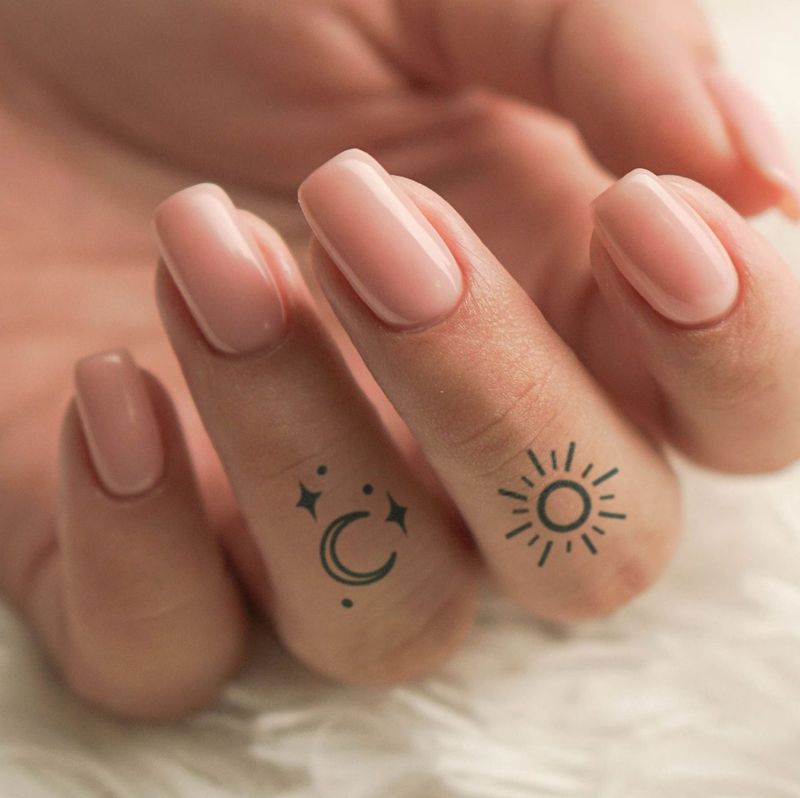 Winziges Sonnen- und Mond-Finger-Tattoo