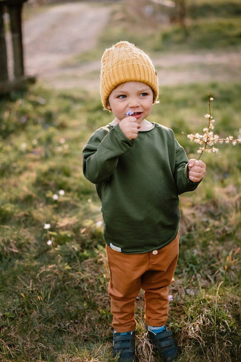 Idée de tenue de bébé garçon aux tons de terre mignons avec un chapeau jaune