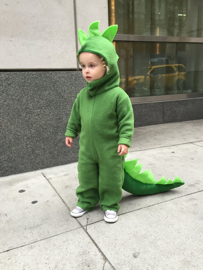 ديناصور أخضر صغير لأزياء الهالوين للأطفال الصغار