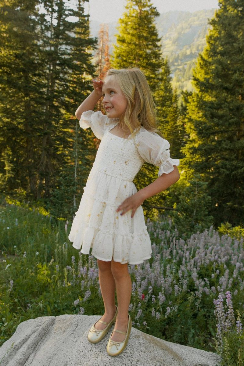 فستان أبيض مع نجوم للفتيات الصغيرات