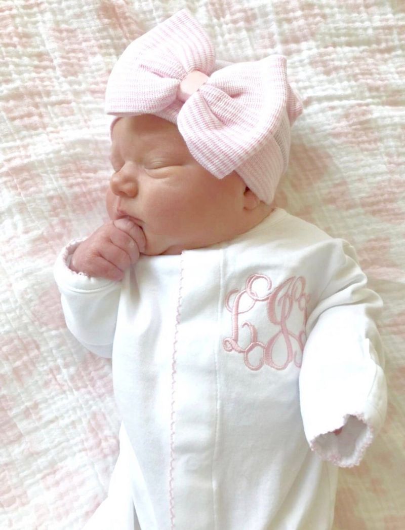ملابس طفلة باللونين الأبيض والوردي لحديثي الولادة بشريط