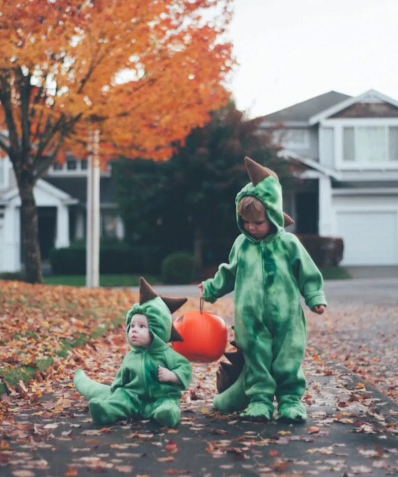 Slatki kostim dinosaura za Noć vještica za malu braću i sestre