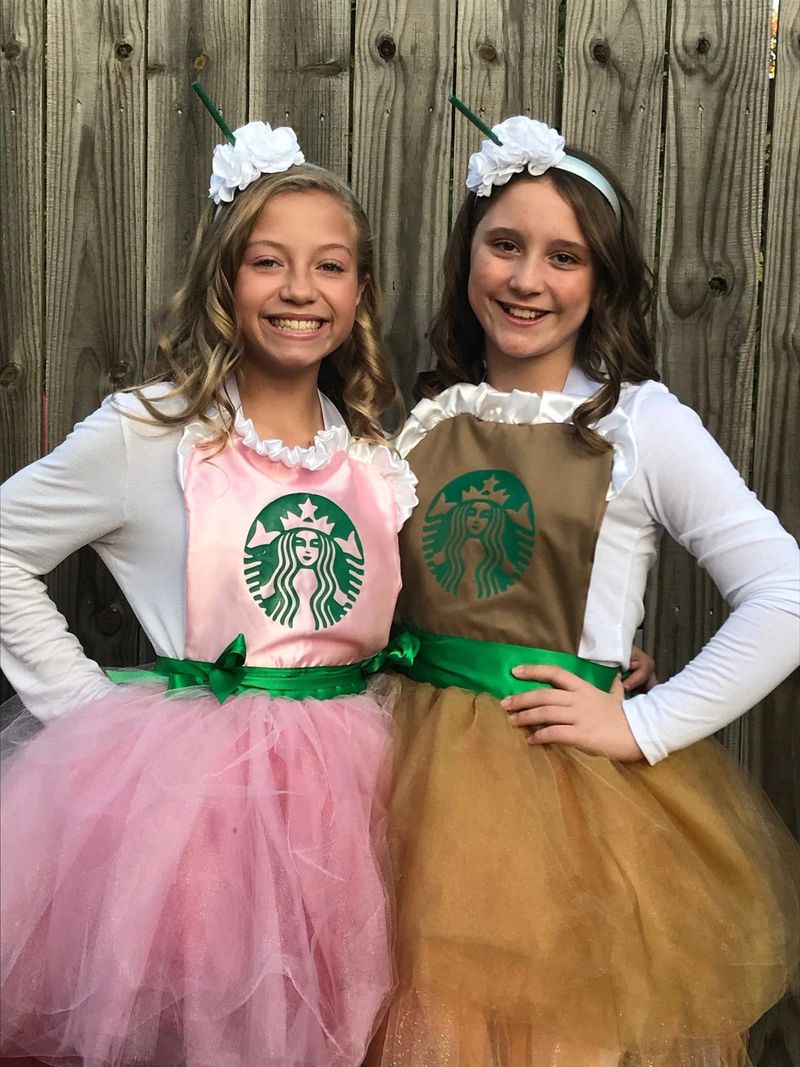 Slatki odgovarajući Starbucks kostimi za Noć vještica za djevojčice