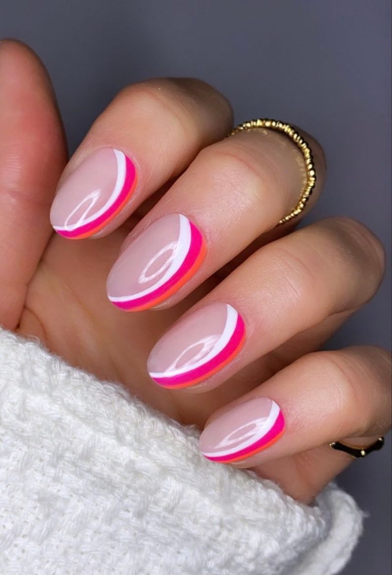 Kratki neonski ružičasti apstraktni nokti