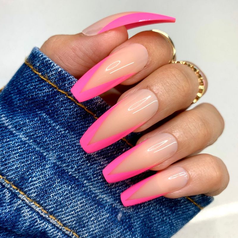 Vruće ružičasti francuski dizajn noktiju