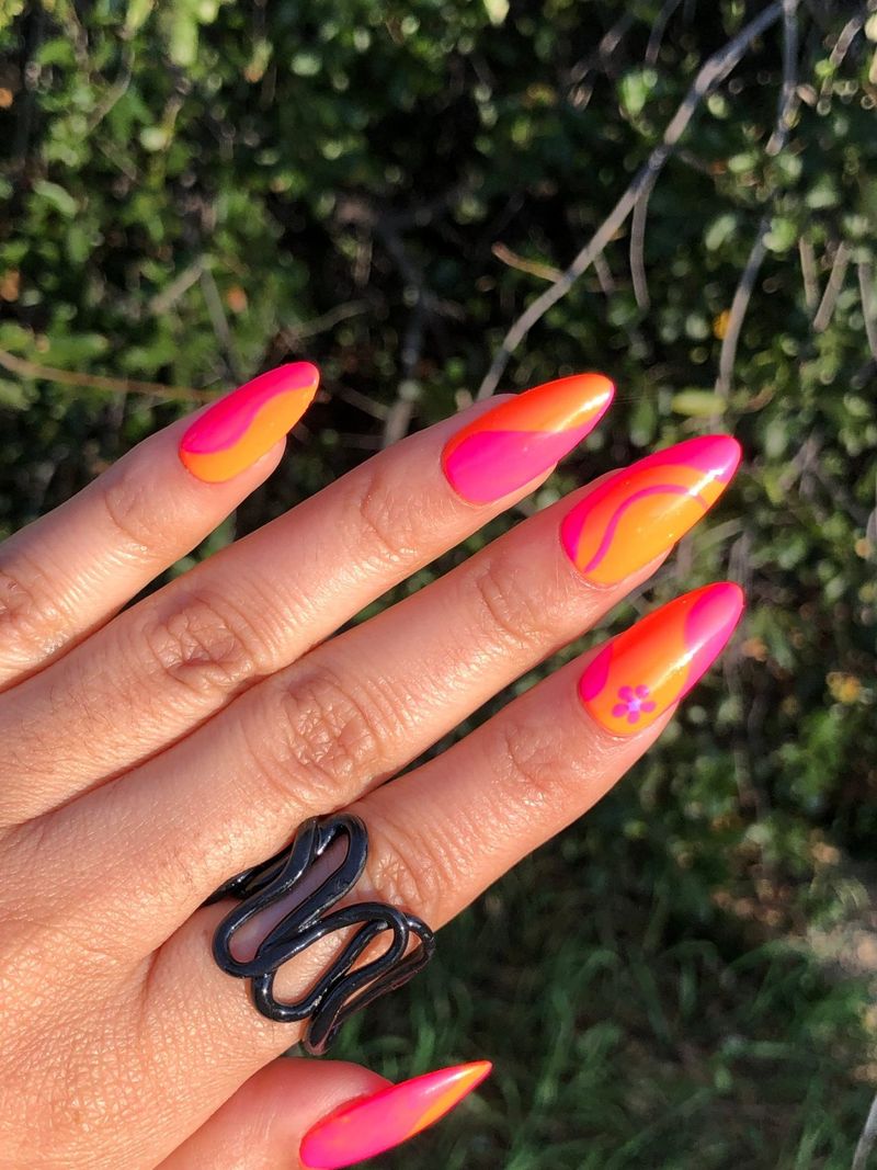 Neonski ružičasti i narančasti ljetni nokti s apstraktnim vrtlozima