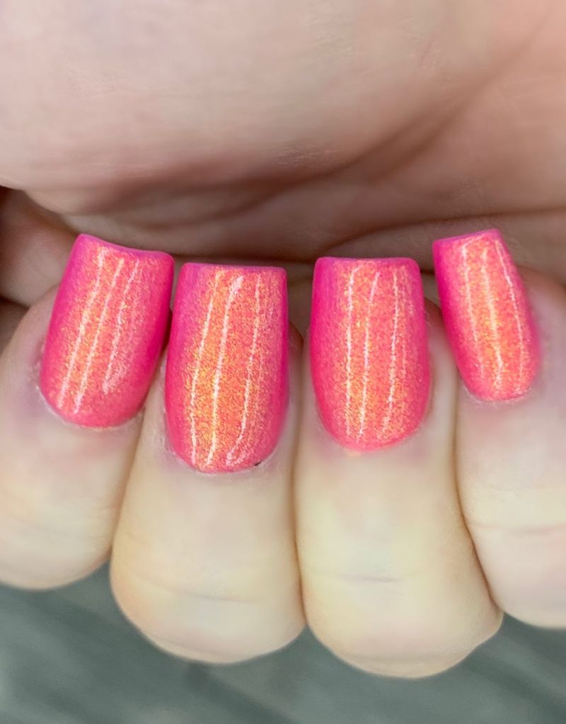 Holografski ružičasti i narančasti lak za nokte