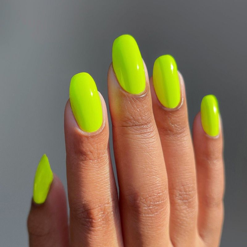 Neon žuti lak na kratkim noktima