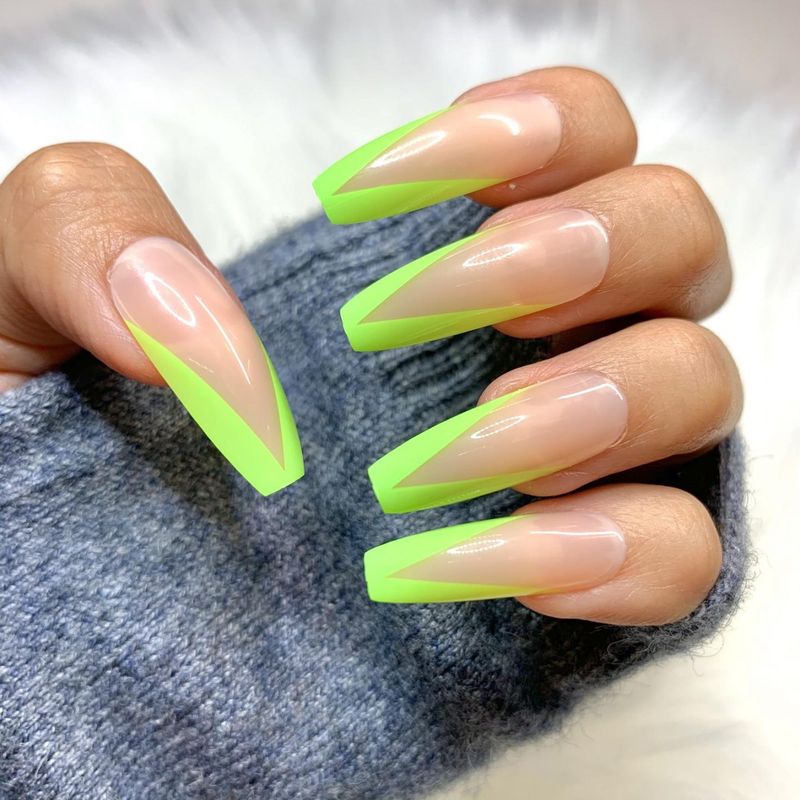 Neonski zeleni francuski dizajn noktiju