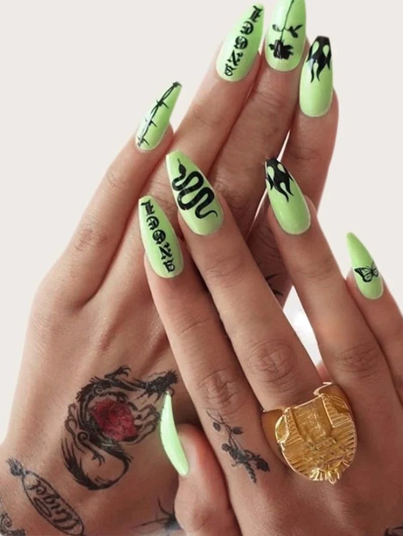 Neonski zeleni nokti sa zmijskim nail artom