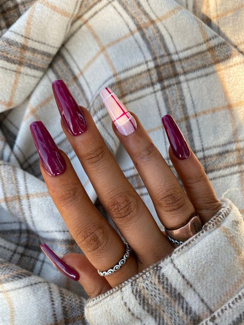 Šljiva noktiju za Dan zahvalnosti s ružičastim kariranim