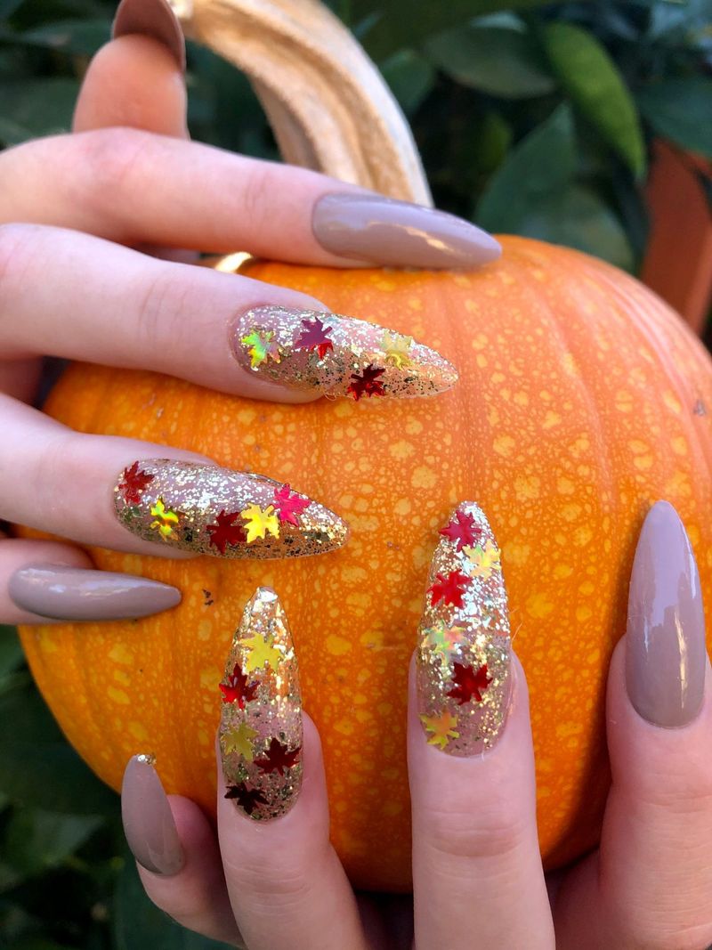 Taupe nokti za Dan zahvalnosti sa svjetlucavima i javorovim lišćem