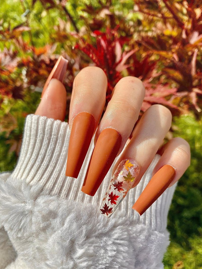 Izgorjeli narančasti nokti za Dan zahvalnosti s javorovim lišćem