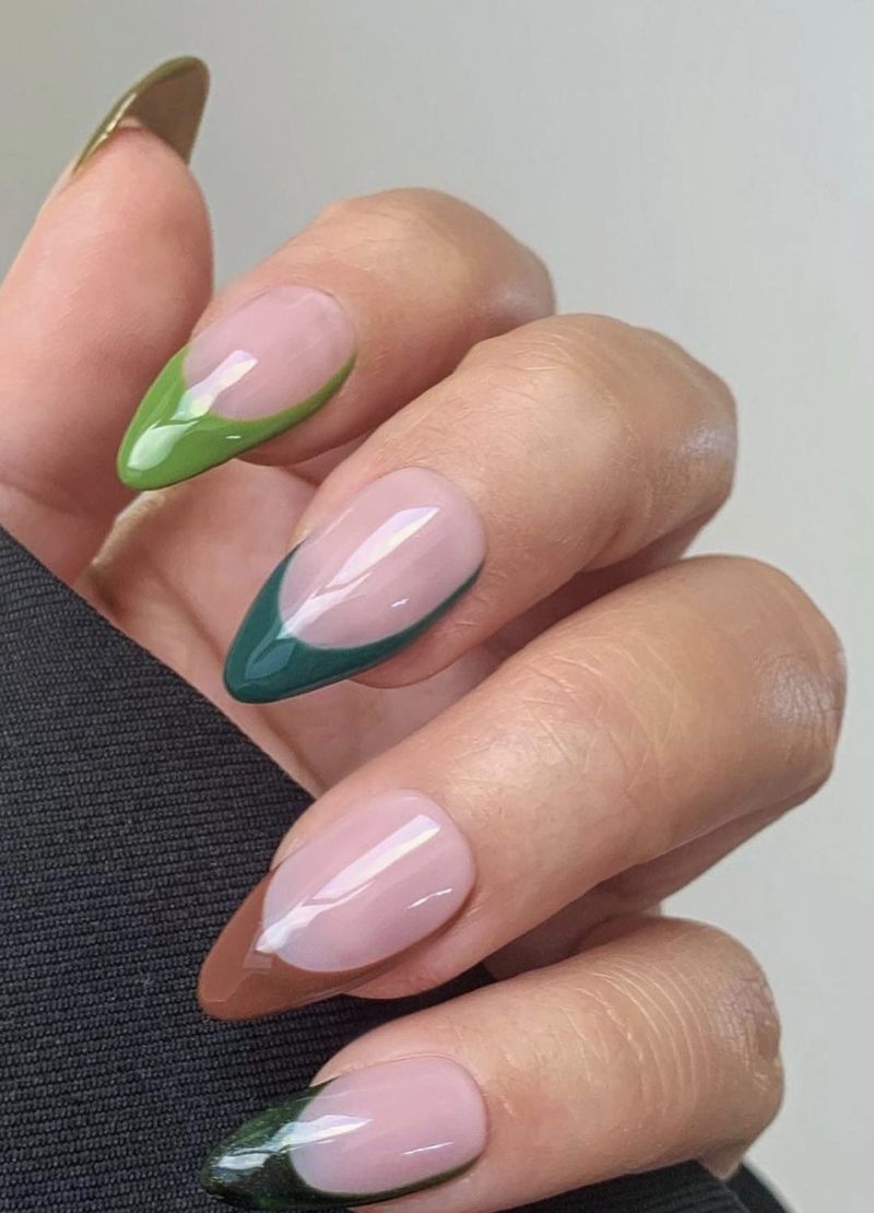 Zeleni i smeđi francuski vrh pritisnite na nokte u obliku badema