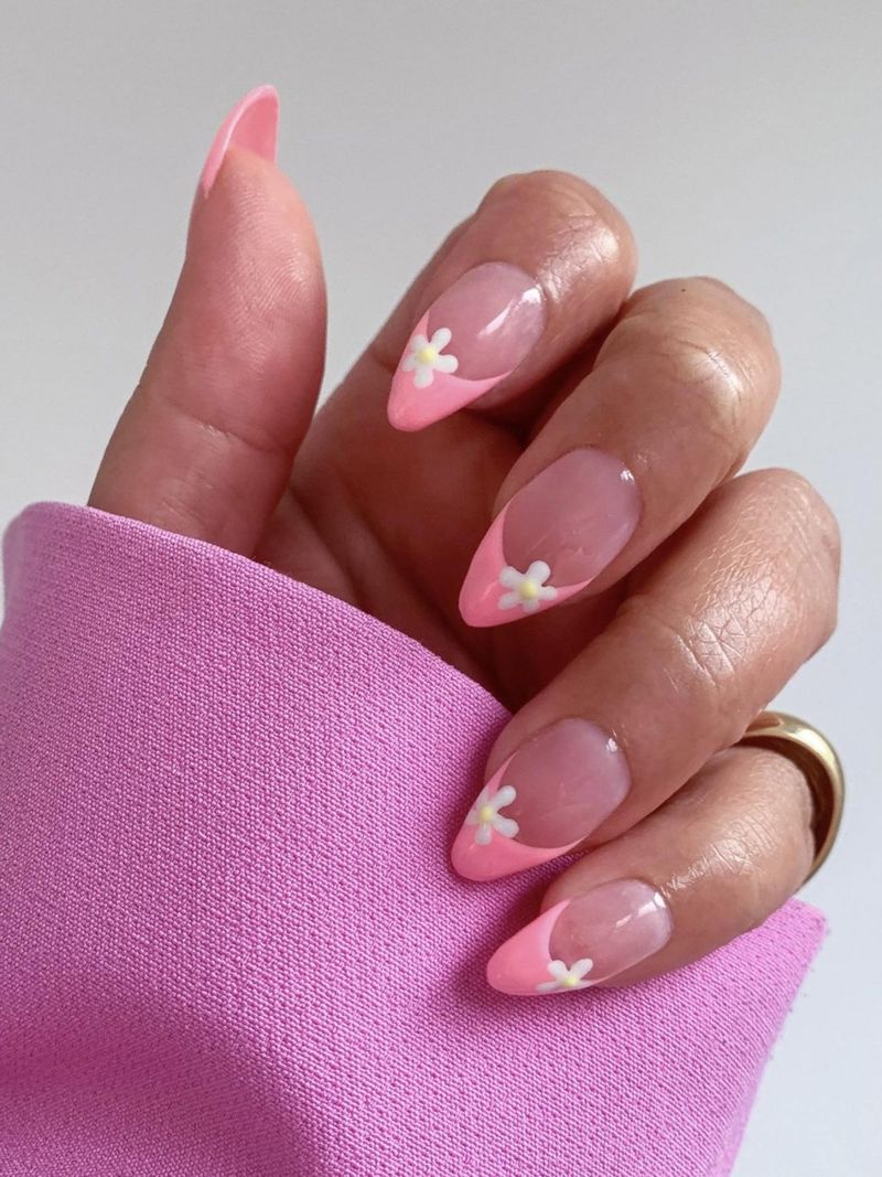 Pointe française rose presse sur les ongles avec nail art fleur