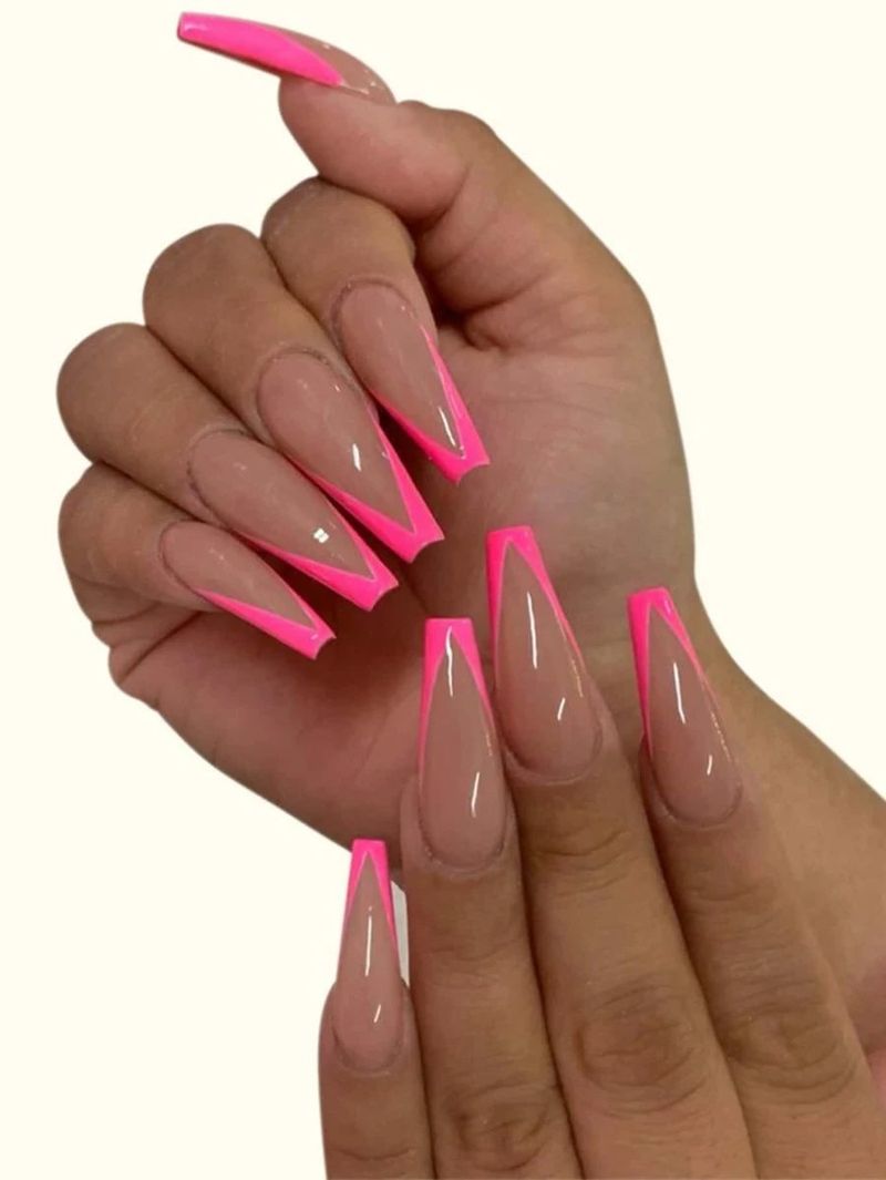 Neon ružičasti francuski vrh pritisnite na nokte