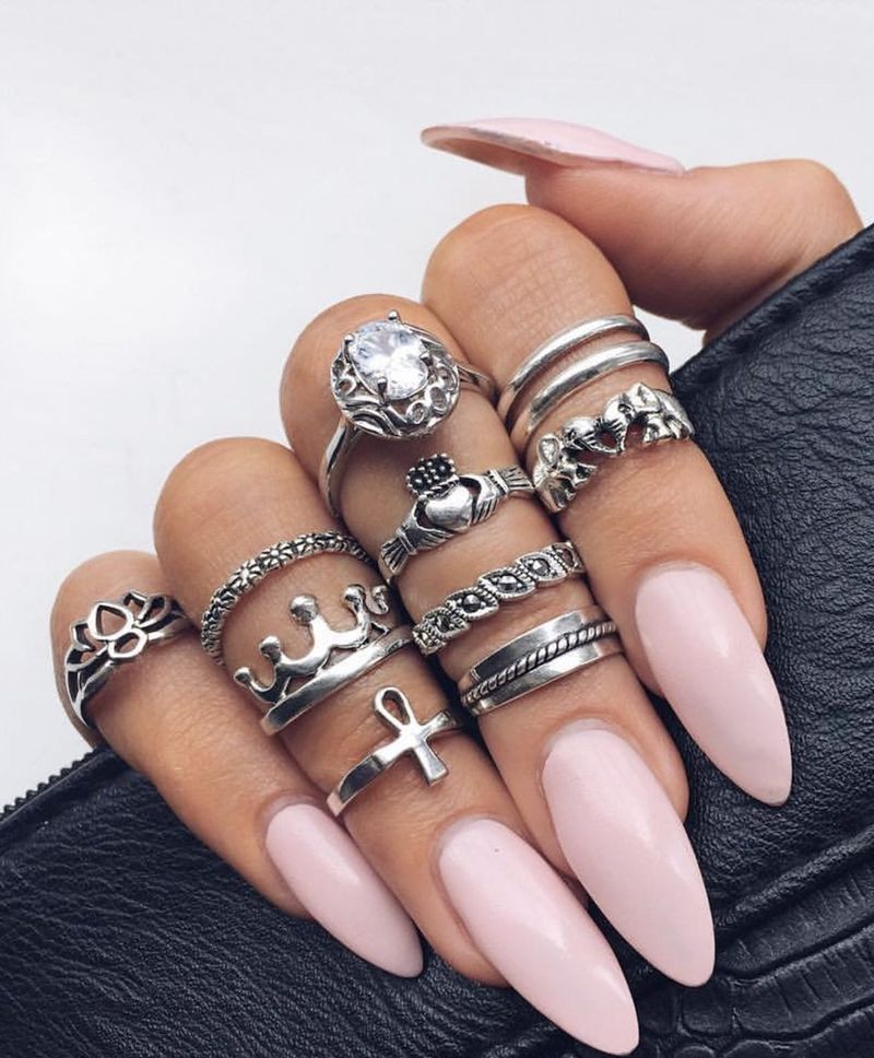 Svijetlo ružičasti bademasti nokti sa srebrnim midi prstenom