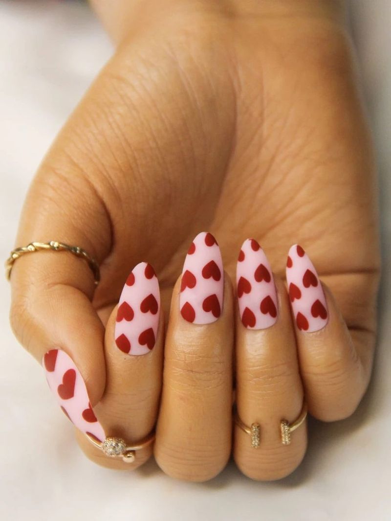 Slatki ružičasti nokti sa srcima nail art
