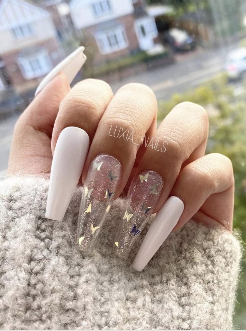 Lange hvite kistespiker med butterfly nail art