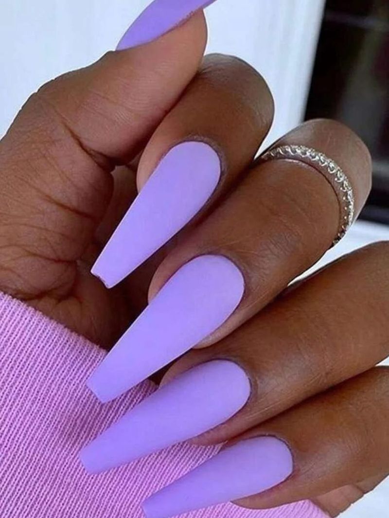 Longue presse violet mat sur les ongles