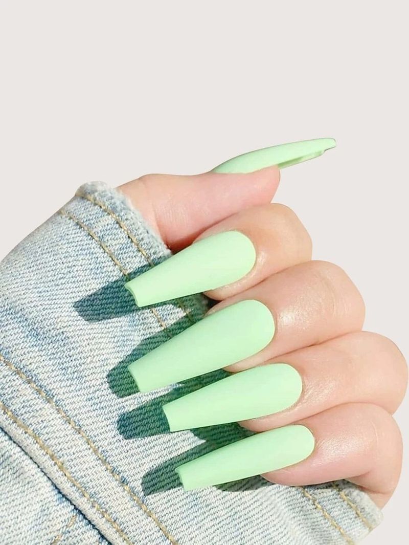 Longue presse vert pastel mat sur les ongles